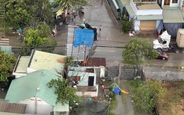 Bình Dương: Mưa lớn kèm gió lốc, một căn nhà bị tốc mái bay dính vào cột điện