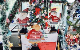 Một chuyến xe buýt ngập tràn Giáng Sinh ở TP.HCM: Bác tài tự bỏ tiền trang trí, đặt quà tặng hành khách
