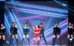 Ca sĩ nhí Jenny Bảo Vy tỏa sáng tại sân khấu show diễn Fashion Junction