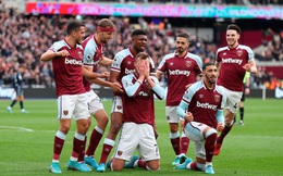 Cầu thủ người Ukraine bật khóc sau khi ghi bàn cho West Ham ngày trở lại