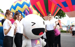 Ảnh: Hàng nghìn du khách đổ về bờ sông Hàn ngắm nhìn và trải nghiệm khinh khí cầu rực rỡ