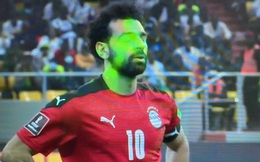 Salah bị chiếu laser xanh lè cả mặt khi đá 11 mét ở trận sinh tử tranh vé World Cup