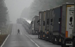 Hạn chót đã qua: Hàng dài xe Nga, Belarus vẫn kẹt cứng ở biên giới Ba Lan, chưa rõ số phận