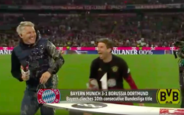 Mueller cho đồng đội cũ Schweinsteiger ướt như &quot;chuột lột&quot; trong ngày Bayern đăng quang