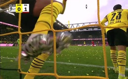Cay cú vì đội nhà bị dẫn trước, sao trẻ Dortmund nổi cáu đạp thẳng máy quay của đài truyền hình