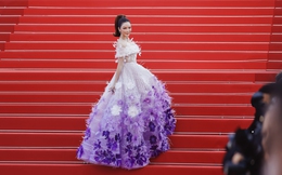 Lý Nhã Kỳ chính thức xuất hiện trên thảm đỏ Cannes lần thứ 75, diện mạo có thật sự lộng lẫy sau tuyên bố chi 50 tỷ cho váy áo?