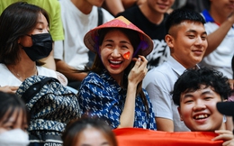 Hoà Minzy &quot;múa quạt&quot; cổ vũ đội tuyển bóng rổ Việt Nam: Đáng yêu khoảnh khắc chia sẻ đồ ăn, tiếp sức cho NHM
