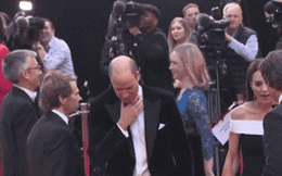 Phản ứng bất thường của Công nương Kate sau khi được tài tử Tom Cruise cầm tay dìu đi gây xôn xao dư luận