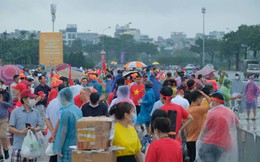 Người dân đội mưa xếp hàng để vào sân xem U23 Việt Nam đá chung kết SEA Games 31