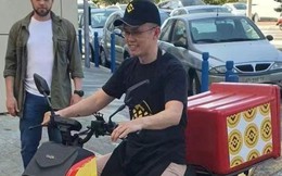Vài ngày sau khi đăng tweet &quot;Lại nghèo&quot;, CEO Binance CZ bị bắt gặp làm shipper giao pizza: Chuyện gì đang xảy ra?