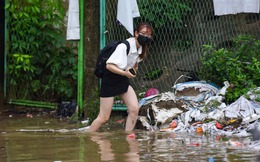 Cận cảnh ngập sâu gây ùn tắc ở Hà Nội sáng nay, mưa lớn còn kéo dài đến bao giờ?
