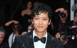 Kang Dong Won &quot;gây bão&quot; truyền thông với màn xuất hiện trên thảm đỏ Cannes 2022, quả xứng danh &quot;mỹ nam hàng đầu Kbiz&quot; 