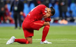 &quot;Chiến thần&quot; Van Dijk kéo áo trùm đầu, che giấu nỗi buồn vô hạn khi Liverpool thua chung kết Champions League