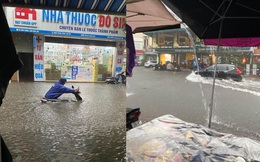 Hà Nội mưa lớn hơn 1 tiếng, đường phố ngập trong &quot;biển nước&quot;, giao thông ùn tắc kéo dài