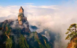Núi đá &quot;thiêng liêng&quot; nhất Trung Quốc: Cao gần 1.000m có hình dáng Phật Bà chắp tay, cảnh tượng sau cơn mưa mới thật sự ngỡ ngàng