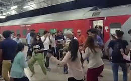 Tàu đến ga sớm hơn dự kiến, người dân Ấn Độ nhảy múa ăn mừng: Hóa ra phim Bollywood không hề cường điệu!