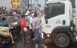 TP.HCM: Va chạm với xe tải, hai cha con tử vong thương tâm dưới mưa