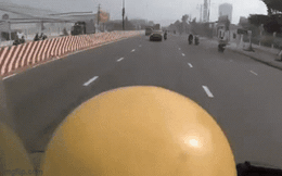 Nghẹt thở giây phút CSGT truy đuổi kẻ trộm lái ô tô tẩu thoát, tông vào hàng rào