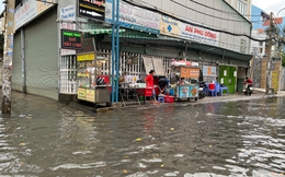 TP.HCM: Mưa như trút nước ngày cuối tuần, nhiều hàng quán đóng cửa sớm vì đường ngập nặng