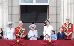Thời khắc khó quên: Nữ hoàng Anh rạng rỡ xuất hiện trên ban công Cung điện, có cử chỉ đầy xúc động với con nhà Công nương Kate