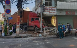 Xe container tông sập tiệm vàng ở TP.HCM