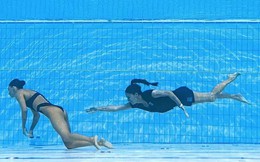 Khoảnh khắc nghẹt thở: VĐV bơi ngất xỉu chìm xuống đáy bể khi đang thi đấu, huấn luyện viên lao mình xuống cứu