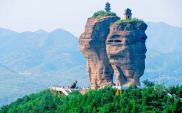 Núi &quot;sinh đôi&quot; độc đáo ở Trung Quốc: Có 2 bảo tháp nghìn năm vững chãi sau địa chấn, sự tồn tại vẫn còn là ẩn số