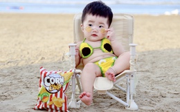 Được mẹ cho đi biển, bé gái 7 tháng tuổi tung bộ ảnh bikini ''6 ngấn'' siêu đáng yêu