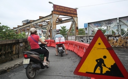 Hà Nội: Cầu Long Biên được lắp &quot;mắt thần&quot;, dựng rào chắn lối lên khiến xe ba gác chịu thua