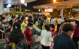 Ngỡ ngàng cảnh hàng nghìn người chen chân ở sân bay Tân Sơn Nhất lúc 1h sáng, tài xế công nghệ tắt app vì xăng tăng, du khách vật vờ mòn mỏi chờ bắt xe