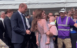 Công nương Kate mải mê bế em bé trong sự kiện, Hoàng tử William có động thái khiến mọi người thích thú