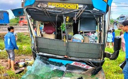 Bình Thuận: Xe khách lao xuống ruộng rồi lật ngửa, 11 người bị thương