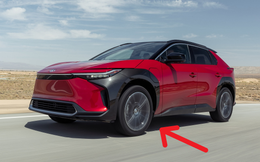 Xe điện &quot;đầu tay&quot; vừa bán ra 2 tháng, Toyota vội nhắn người mua: Đừng dùng chiếc xe đó