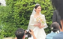 &quot;Cô dâu tháng 6&quot; Jang Nara xinh đẹp rạng rỡ trong hôn lễ với chồng trẻ kém 6 tuổi
