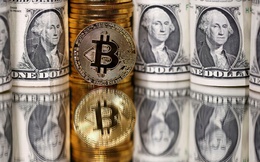 USD và Bitcoin giảm, vàng tăng do triển vọng lãi suất "nguội dần" và kinh tế chậm lại