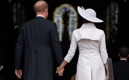 Khoảnh khắc Harry và Meghan Markle tình tứ bên nhau tại Lễ Tạ ơn Nữ hoàng, thể hiện sự quan tâm bằng những chi tiết rất tinh tế