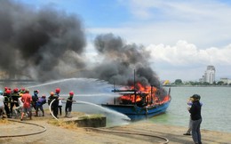 2 tàu cá bốc cháy trên sông Hàn giữa trưa nắng gắt