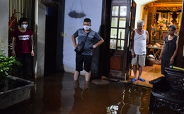 Hà Nội: Một tuần sau mưa lớn, cuộc sống của hàng trăm người dân ở quận Tây Hồ vẫn đảo lộn do ngập sâu