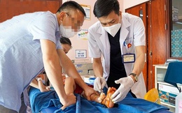BV Nhi Trung ương liên tiếp nhận trẻ bị thương vì nghịch cửa cuốn tự động: Bác sĩ khuyến cáo 7 nguyên tắc cha mẹ cần lưu ý để tránh tai nạn đáng tiếc