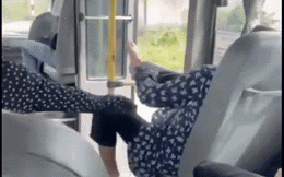 Tranh cãi gay gắt trước clip người phụ nữ gác chân lên tay vịn xe bus