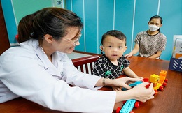 Bé gái bị điếc bẩm sinh, lần đầu nghe thấy tiếng mẹ gọi sau 17 tháng sống trong tĩnh lặng: Nếu trẻ không giật mình trước âm thanh lớn, cha mẹ đừng chủ quan
