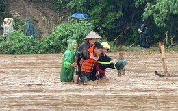 Cận cảnh ngập nặng ở Sơn La sau mưa lớn, bộ đội vượt lũ cuồn cuộn giúp dân sơ tán