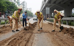 Cảnh sát giao thông vất vả dọn dẹp đất rơi vãi tại tuyến đường cao tốc đẹp nhất Hà Nội