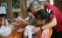 Đến thăm lớp học có &quot;1-0-2&quot; giữa lòng Hà Nội, nơi các bà giáo già truyền lửa đam mê nghề truyền thống cho trẻ em