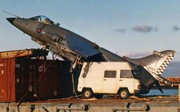 Phi công Anh lái máy bay chiến đấu lao xuống tàu chở container trên biển: Sự cố hi hữu!