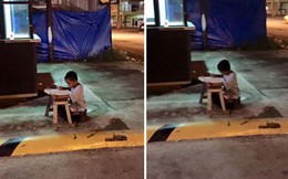 Cậu bé nghèo ngồi làm bài trên vỉa hè dưới ánh đèn nhà hàng vô tình nổi tiếng trên mạng nhiều năm trước bây giờ ra sao?