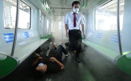 Ảnh: Diễn tập tình huống hành khách ngạt khói, ngất xỉu trên tàu điện Cát Linh - Hà Đông