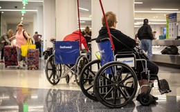 Nhiều hành khách giả làm người khuyết tật để khỏi xếp hàng ở sân bay: Hành vi đáng lên án!