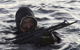 Thán phục kỹ năng siêu phàm của thợ lặn Nga: &quot;Ông vua rình rập&quot; dưới đáy biển!