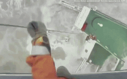 Khoảnh khắc nghẹt thở giải cứu thuyền viên khỏi con tàu vỡ đôi do bão Chaba tại Trung Quốc